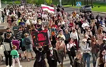 Колонна участниц Женского марша идет от Немиги по проспекту Победителей в сторону Стелы