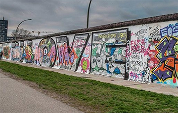 Страны Балтии назвали падение Берлинской стены «крахом империи зла»