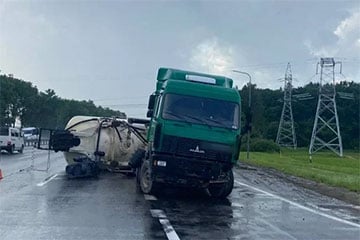 Под Минском перевернулась цистерна с 26 тоннами цемента