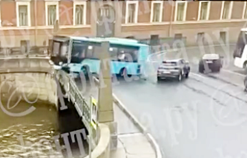 В Санкт-Петербурге автобус с пассажирами упал в реку