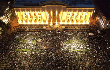В Тбилиси 10 тысяч человек вышли на второй день протестов