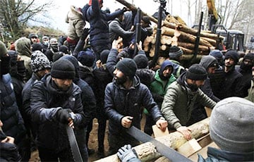 Нелегалов обеспечивают дровами, а белорусы топят печи остатками