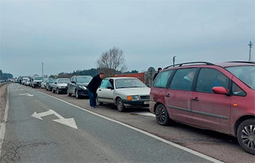 На выезд в Польшу вновь выстроилась длинная очередь из легковушек