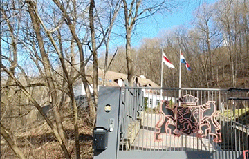 Возле посольства Нидерландов в Вильнюсе развевается бело-красно-белый флаг