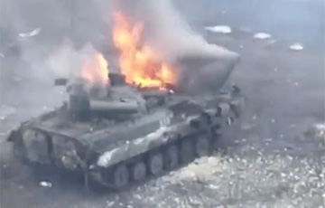 Украинские воины загнали московитскую БМП в ловушку и уничтожили ее