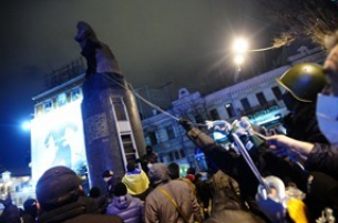 В Киеве снесли памятник Ленину