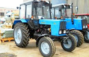 Лукашенко подарил президенту Зимбабве сломанный трактор