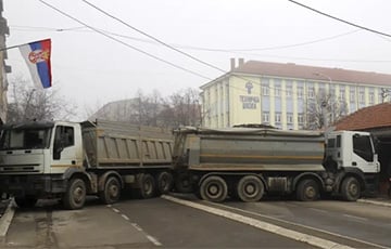 Сербы из Косово заблокировали баррикадами центр города Митровица