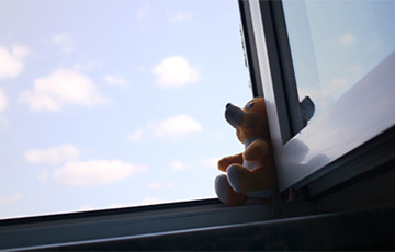 В Могилеве из окна общежития выпала девочка