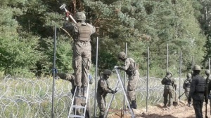 Польша начала строительство более плотного забора на границе с Беларусью