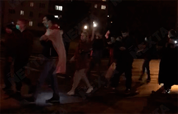 Колонна демонстрантов шагает по Октябрьскому району Минска