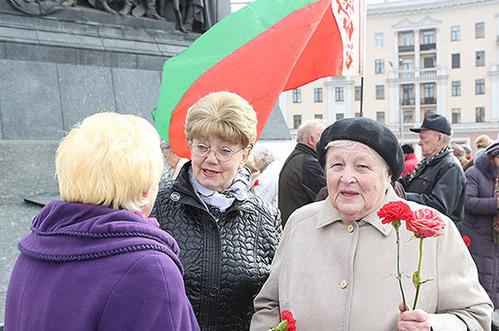 Ветераны пришли на площадь Победы с перевернутым лукашенковским флагом