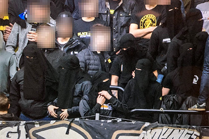 В Швеции футбольные фанаты пришли на матч в паранджах