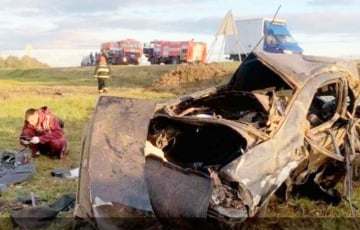 Водитель BMW наехал на дорожный знак и съехал в кювет