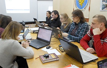 Студенты, юристы и правозащитники начали переводить законы на белорусский