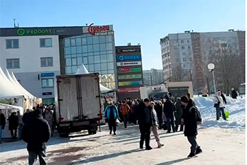 Беларусы выстроились в гигантскую очередь