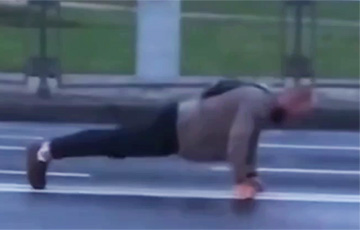 В Минске мужчина отжимался прямо на проезжей части