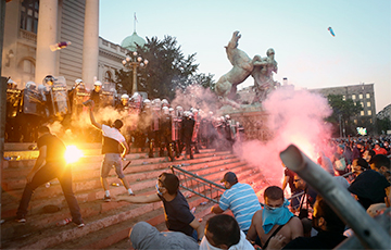 Фотофакт: Протестующие в Белграде штурмуют парламент