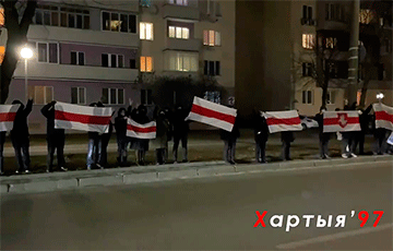 «Жыве Беларусь!»: Минчане вышли на акцию солидарности