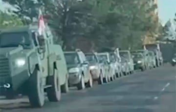 Большая колонна военной техники с бело-красно-белыми флагами подошла к беларусской границе