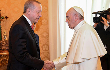 Папа римский подарил Эрдогану антивоенный медальон