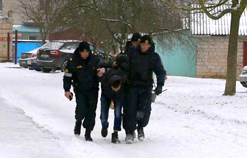 В Барановичах женщины уговорили «террориста» отдать им гранату