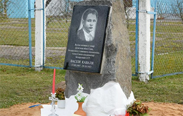 Репрессированному писателю Василию Ковалю сделали памятный знак в родной деревне