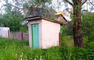 В Воложине выставили на продажу деревенский туалет