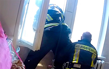 В Латвии спасатели поймали на лету падающую с четвертого этажа женщину