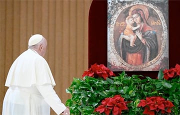 Папа Римский помолился за Украину перед беларусской иконой