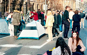 В столице Сербии Белграде настоящий «Майдан»: протестующие разбили палаточный городок