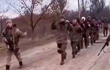 Украинские военные конвоируют колонну пленных российских оккупантов