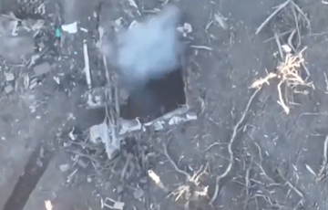 Видеофакт: Украинский дрон сбрасывает гранату прямо в блиндаж оккупантов