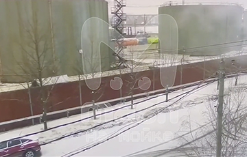 Момент удара беспилотника по заводу «Невский мазут» в Петербурге показали на видео