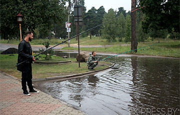 Фотофакт: С наступлением сезона дождей улица Борисова открыта для рыбалки и сапсерфинга