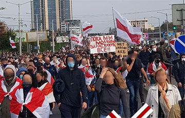 Тысячи протестующих идут от Городского Вала по Кальварийской в сторону «Короны»