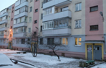 Kак в Минске 13 коммунальщиков убирали один подвал