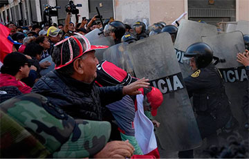 В Перу тысячи демонстрантов призвали к отставке президента