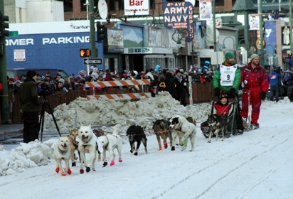 На Аляске маршрут гонки на собачьих упряжках изменили из-за нехватки снега