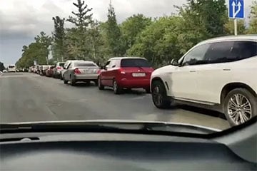 В Омской области появились километровые очереди на заправках