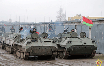 В Беларуси началась переброска войск и военной техники