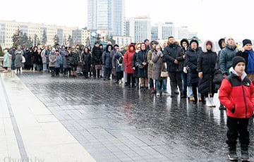 В центре Минска уже несколько дней стоит километровая очередь