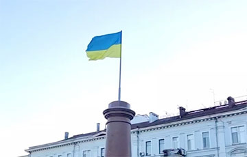 На месте демонтированного памятника Екатерине II в Одессе установили украинский флаг