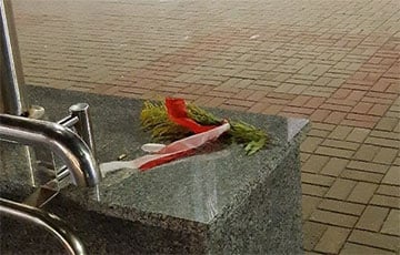 Минские партизанки оставляют цветы и бело-красно-белые ленты по всему городу