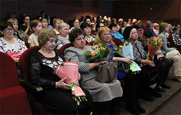 В Московии женщинам на 8 марта дарят фотосессии с кителями погибших мужей