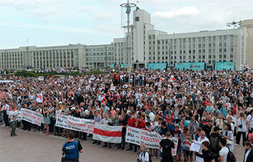 Несколько тысяч человек собрались на площади Независимости в Минске