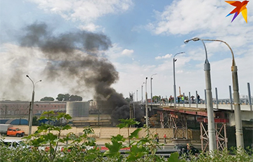 В Минске во время ремонта моста загорелся экскаватор дорожников