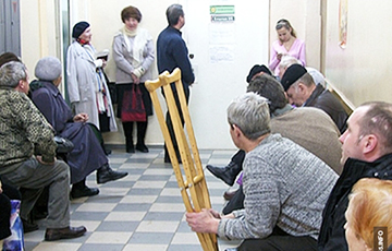 «Это издевательство»: жители Борисова штурмуют поликлиники с пяти утра