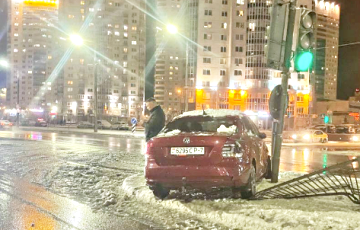 В Минске внедорожник занесло на дороге, и он протаранил легковушку