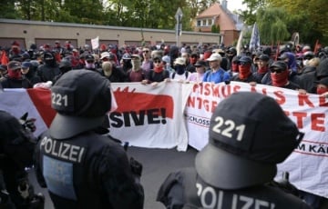 В немецкой Тюрингии тысячи людей протестуют против съезда «АдГ»